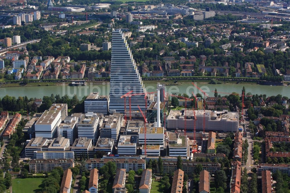 Basel aus der Vogelperspektive: Erweiterungs- Baustellen am Areal und Betriebsgelände der Pharmafirma Roche mit dem Roche- Turm - Hochhaus in Basel in der Schweiz