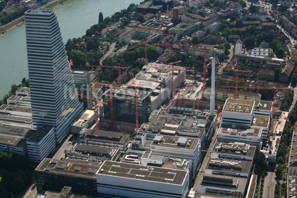 Basel aus der Vogelperspektive: Erweiterungs- Baustellen am Areal und Betriebsgelände der Pharmafirma Roche mit dem Roche- Turm - Hochhaus in Basel in der Schweiz