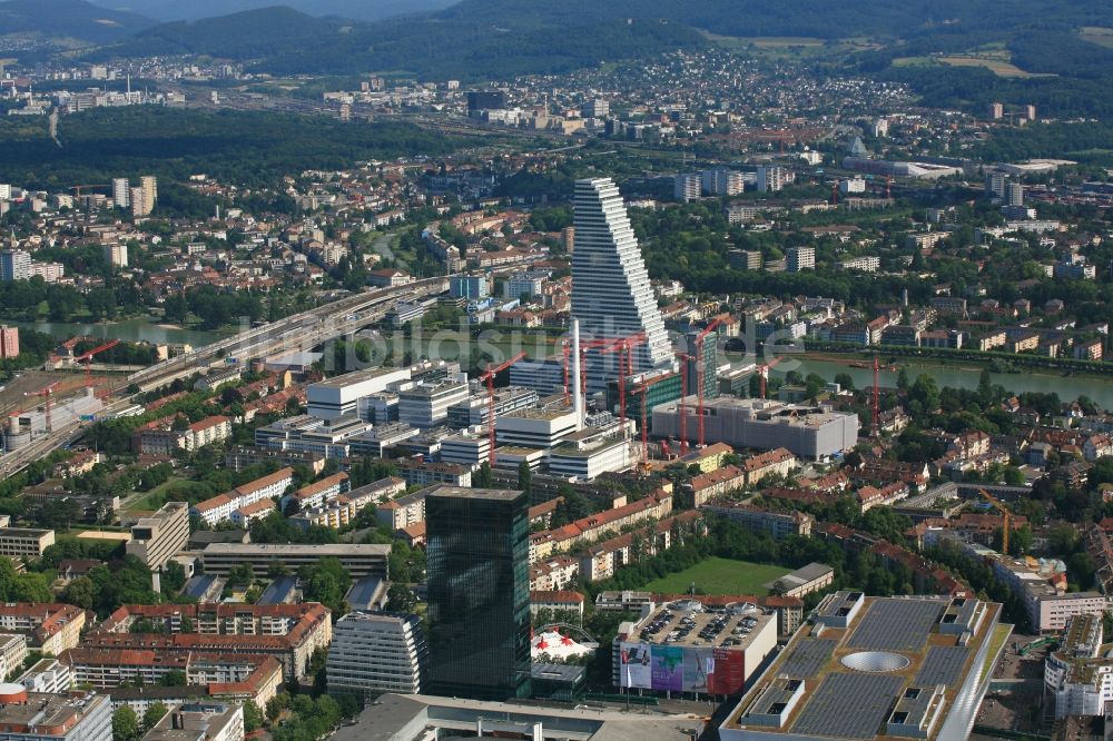 Basel von oben - Erweiterungs- Baustellen am Areal und Betriebsgelände der Pharmafirma Roche mit dem Roche- Turm - Hochhaus in Basel in der Schweiz