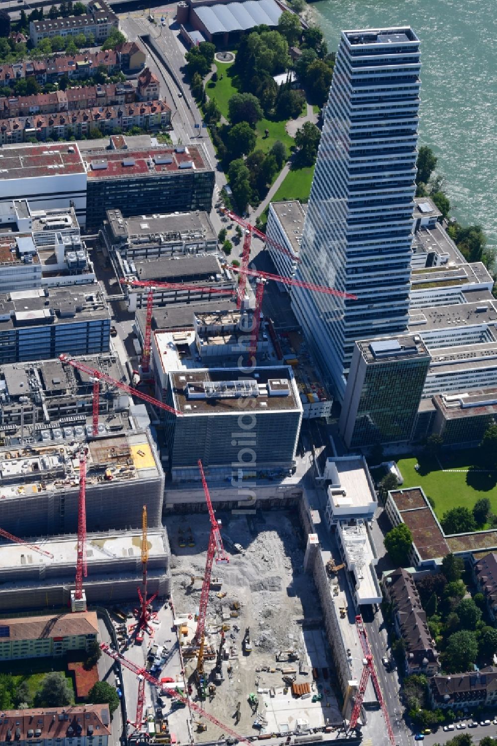 Luftaufnahme Basel - Erweiterungs- Baustellen auf dem Areal und Betriebsgelände der Pharmafirma Roche mit dem Roche- Turm - Hochhaus in Basel in der Schweiz