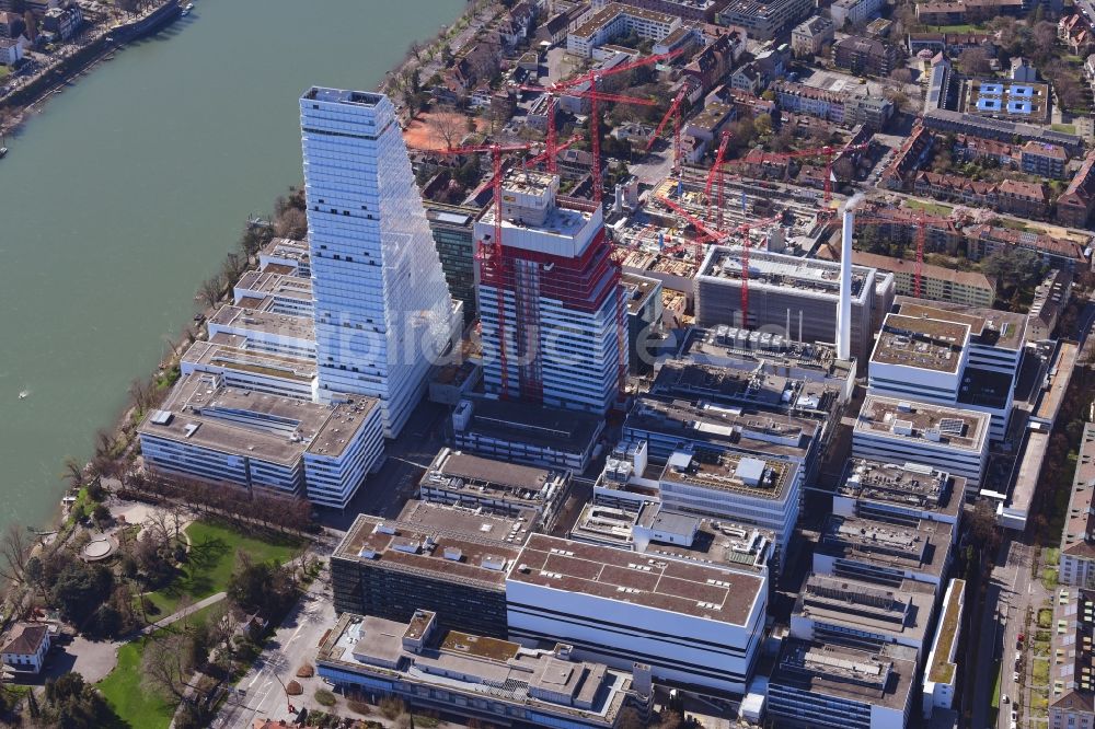 Basel aus der Vogelperspektive: Erweiterungs- Baustellen und Baukräne am Areal und Betriebsgelände der Pharmafirma Roche mit dem Roche- Turm - Hochhaus in Basel in der Schweiz