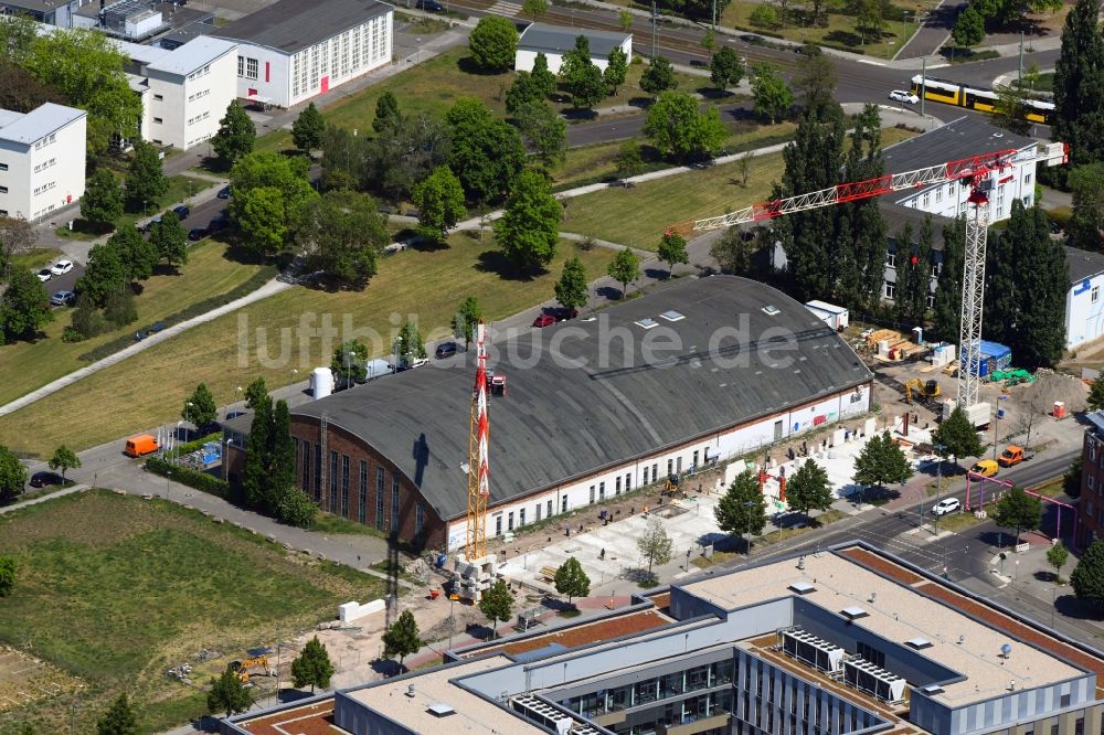 Luftaufnahme Berlin - Erweiterungs - Neubau - Baustelle auf dem Firmengelände der AirLiquide im Stadtteil Adlershof in Berlin, Deutschland