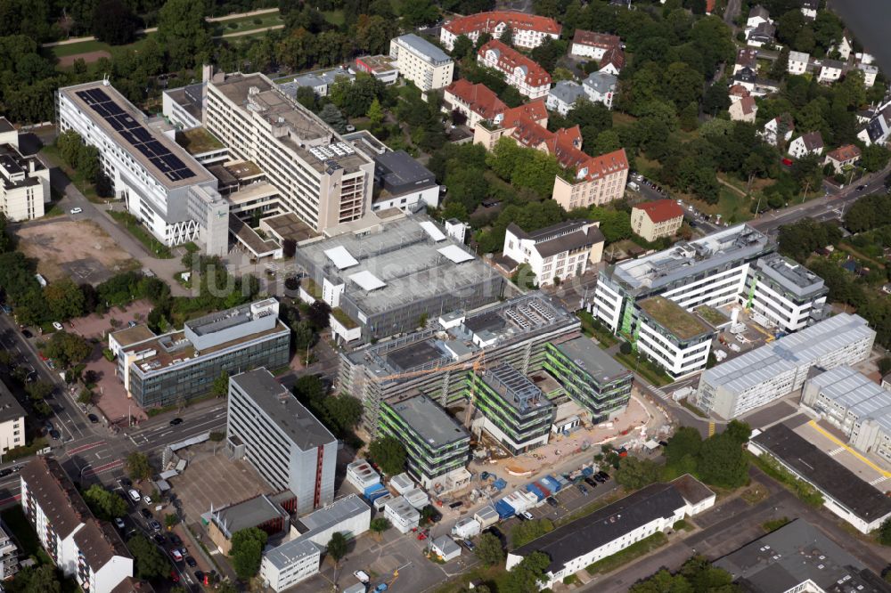 Luftaufnahme Mainz - Erweiterungs- Neubau- Baustelle am Gebäudekomplex des Institut BioNTech iNeST in Mainz im Bundesland Rheinland-Pfalz, Deutschland