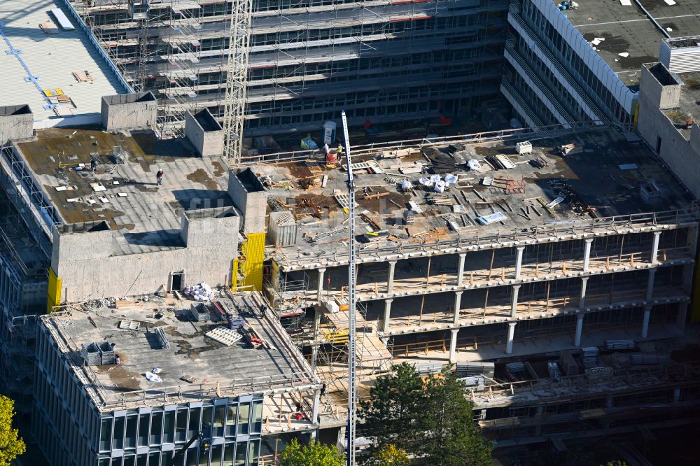 Luftbild Berlin - Erweiterungs- Neubau- Baustelle am Gebäudekomplex des Institut für Chemie und Biochemie der Freien Universität in Berlin, Deutschland