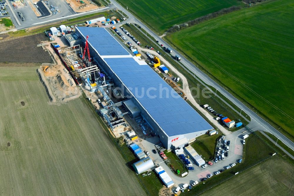 Sandersdorf-Brehna aus der Vogelperspektive: Erweiterungs- Neubau- Baustelle am Gebäudekomplex des Institut der FEV Dauerlaufprüfzentrum GmbH in Sandersdorf-Brehna im Bundesland Sachsen-Anhalt, Deutschland