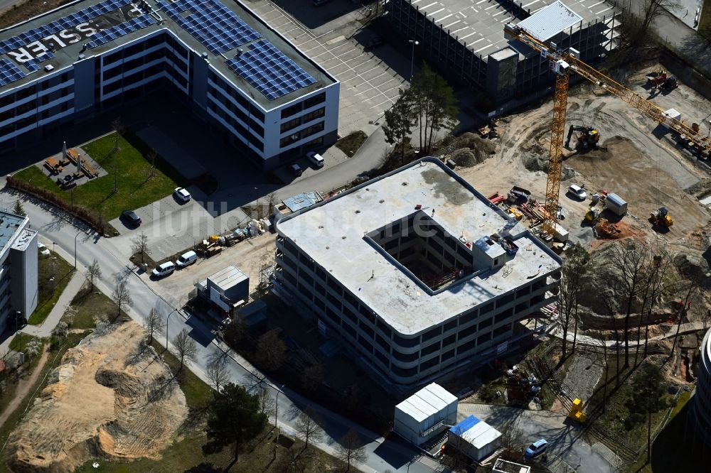 Luftaufnahme Nürnberg - Erweiterungs- Neubau- Baustelle am Gebäudekomplex des Institut Fraunhofer-Institut für Integrierte Schaltungen IIS am Nordostpark im Ortsteil Schafhof in Nürnberg im Bundesland Bayern, Deutschland