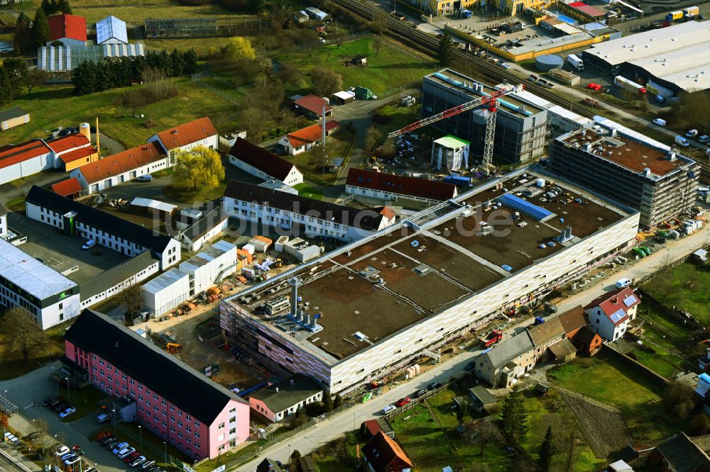 Luftaufnahme Jena - Erweiterungs- Neubau- Baustelle am Gebäudekomplex des Institut Friedrich-Loeffler-Institut Bundesforschungsinstitut für Tiergesundheit in Jena im Bundesland Thüringen, Deutschland