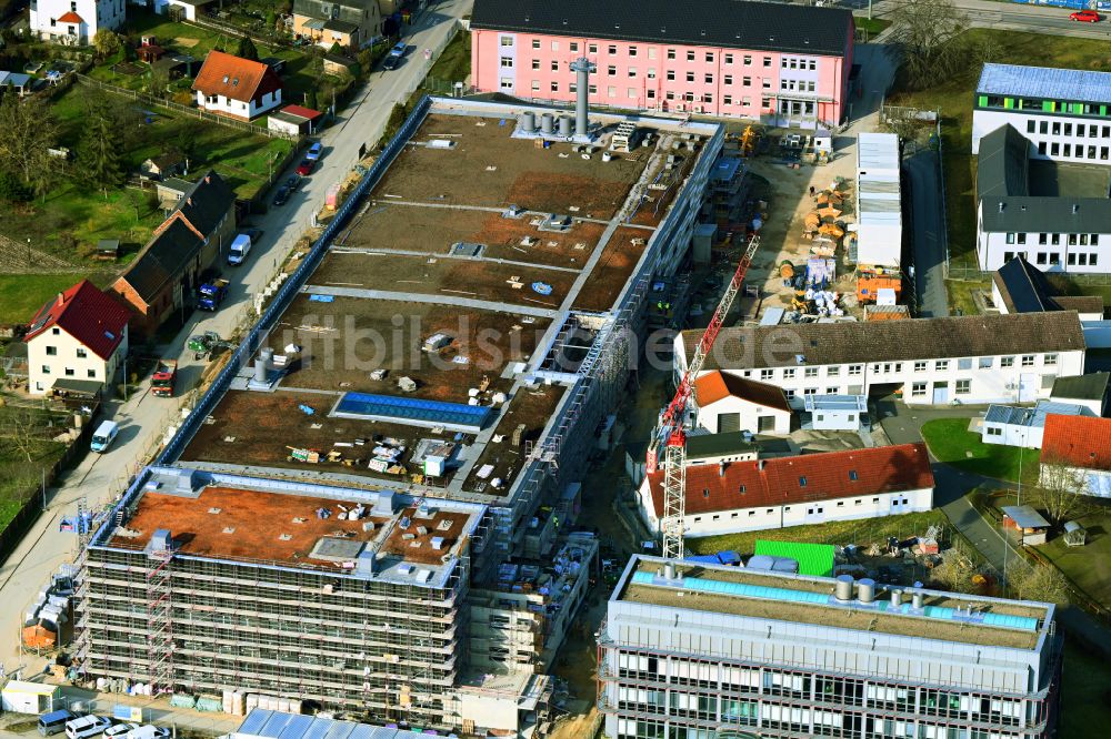 Luftaufnahme Jena - Erweiterungs- Neubau- Baustelle am Gebäudekomplex des Institut Friedrich-Loeffler-Institut Bundesforschungsinstitut für Tiergesundheit in Jena im Bundesland Thüringen, Deutschland