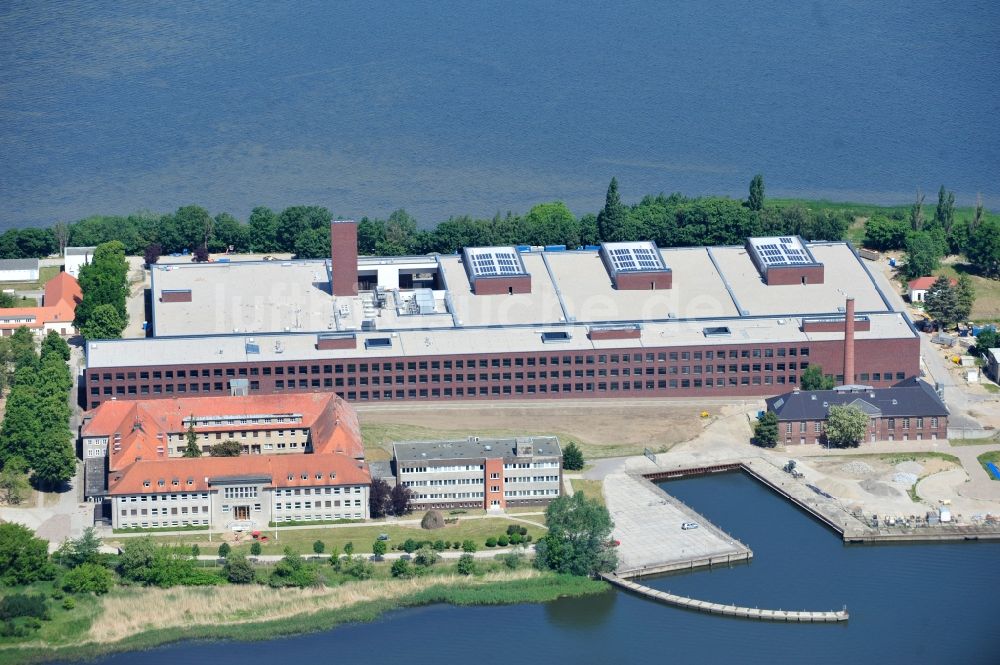 Riems aus der Vogelperspektive: Erweiterungs- Neubau- Baustelle am Gebäudekomplex des Institut Friedrich-Loeffler-Institutes FLI in Riems im Bundesland Mecklenburg-Vorpommern, Deutschland