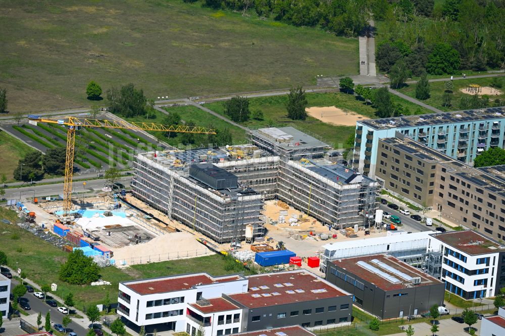 Luftbild Berlin - Erweiterungs- Neubau- Baustelle am Gebäudekomplex des Institut JPT im Ortsteil Adlershof in Berlin, Deutschland