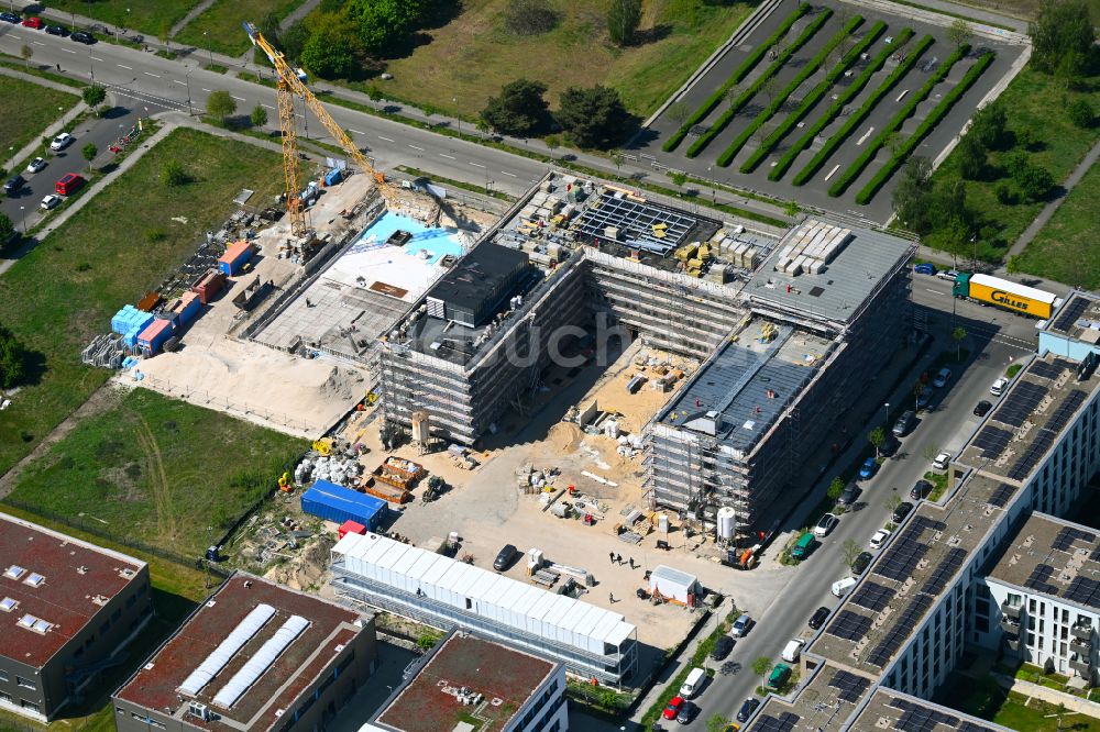 Luftaufnahme Berlin - Erweiterungs- Neubau- Baustelle am Gebäudekomplex des Institut JPT im Ortsteil Adlershof in Berlin, Deutschland