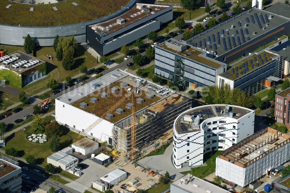 Berlin aus der Vogelperspektive: Erweiterungs- Neubau- Baustelle am Gebäudekomplex des Institut Willy-Wien-Laboratorium (PTB) an der Magnusstraße im Ortsteil Adlershof in Berlin, Deutschland