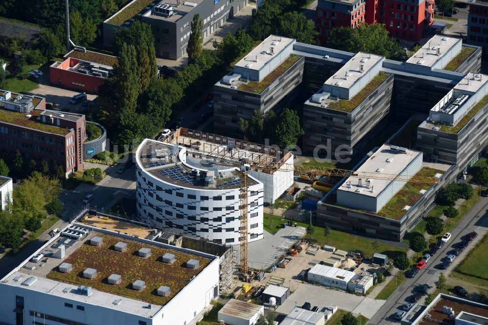 Luftbild Berlin - Erweiterungs- Neubau- Baustelle am Gebäudekomplex des Institut Willy-Wien-Laboratorium (PTB) an der Magnusstraße im Ortsteil Adlershof in Berlin, Deutschland