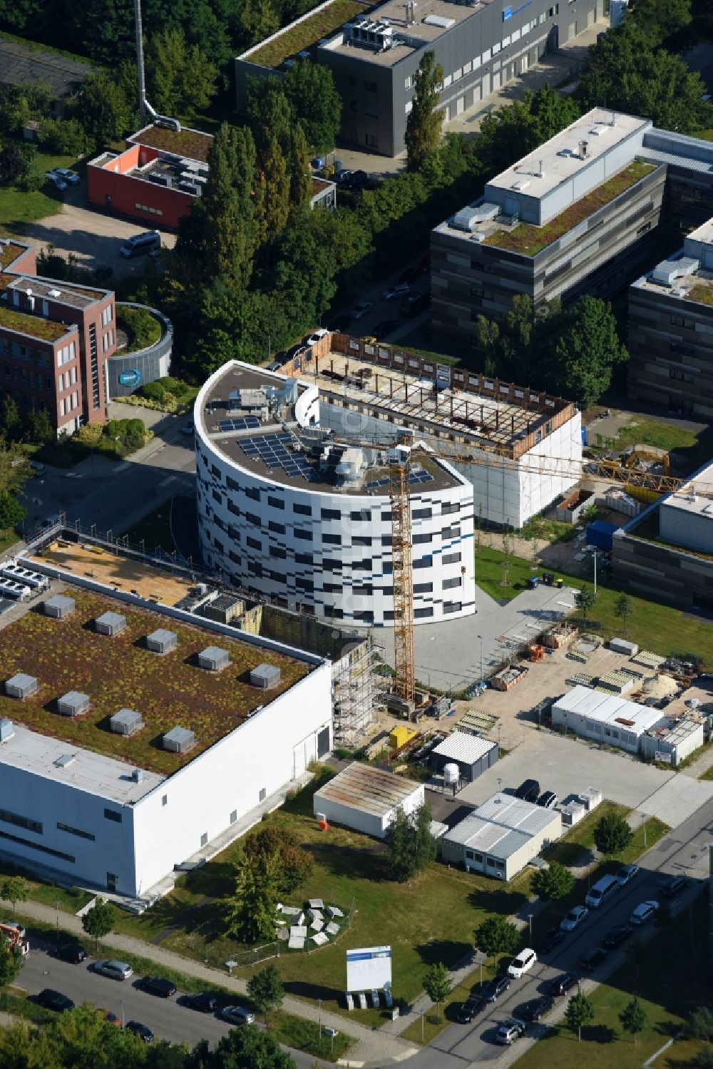 Berlin von oben - Erweiterungs- Neubau- Baustelle am Gebäudekomplex des Institut Willy-Wien-Laboratorium (PTB) an der Magnusstraße im Ortsteil Adlershof in Berlin, Deutschland