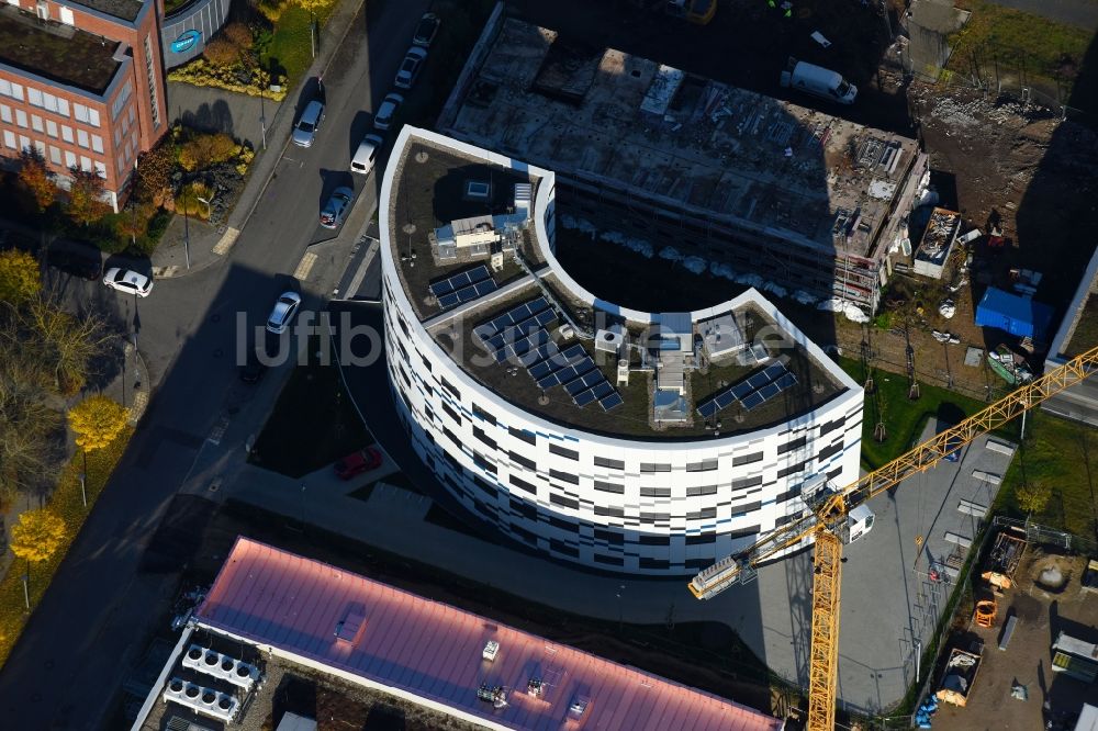 Luftaufnahme Berlin - Erweiterungs- Neubau- Baustelle am Gebäudekomplex des Institut Willy-Wien-Laboratorium (PTB) an der Magnusstraße im Ortsteil Adlershof in Berlin, Deutschland