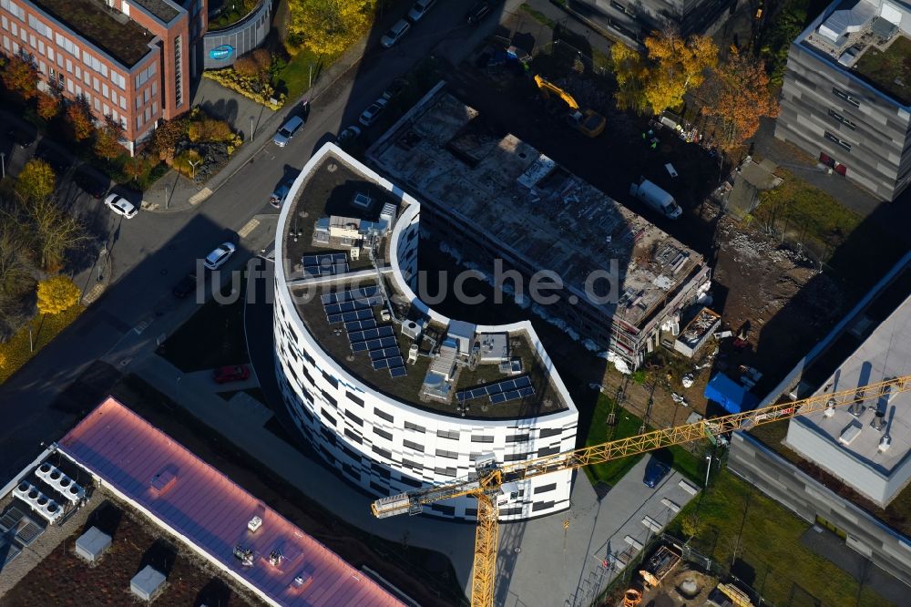 Berlin von oben - Erweiterungs- Neubau- Baustelle am Gebäudekomplex des Institut Willy-Wien-Laboratorium (PTB) an der Magnusstraße im Ortsteil Adlershof in Berlin, Deutschland