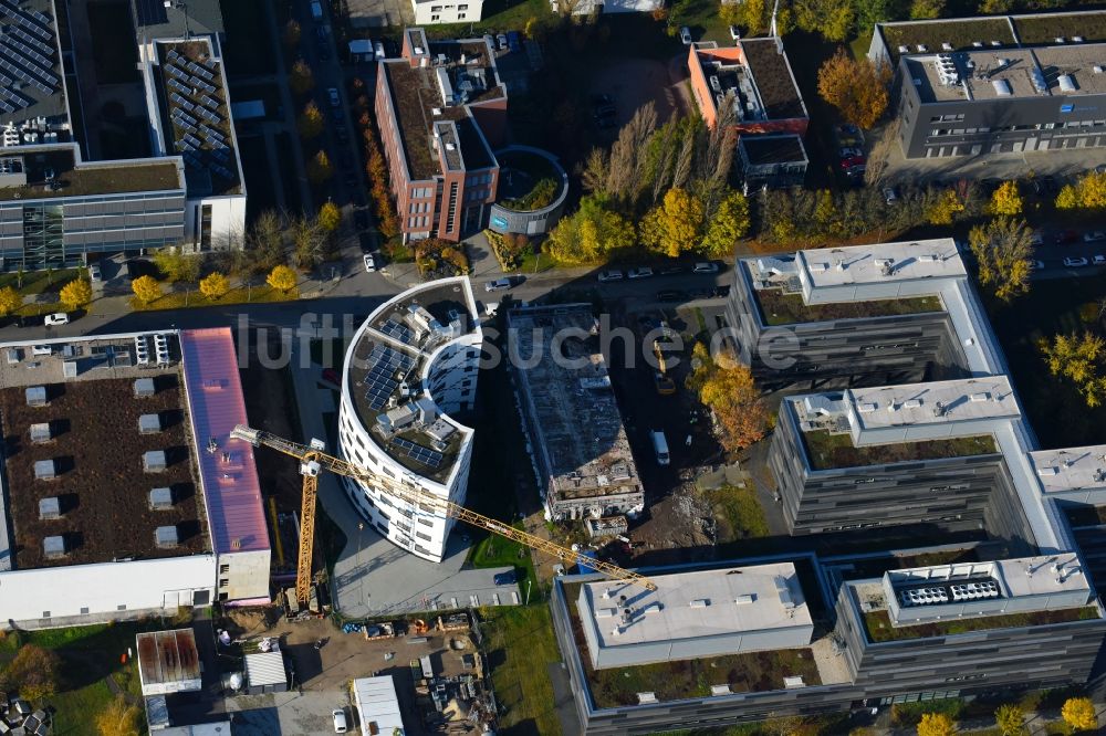 Luftbild Berlin - Erweiterungs- Neubau- Baustelle am Gebäudekomplex des Institut Willy-Wien-Laboratorium (PTB) an der Magnusstraße im Ortsteil Adlershof in Berlin, Deutschland