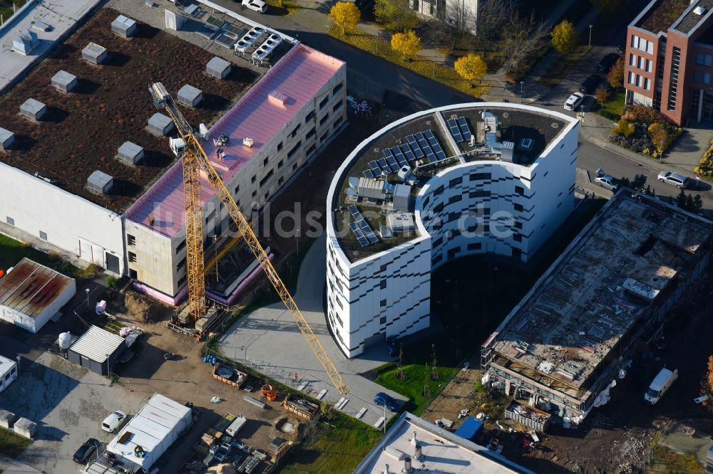 Luftaufnahme Berlin - Erweiterungs- Neubau- Baustelle am Gebäudekomplex des Institut Willy-Wien-Laboratorium (PTB) an der Magnusstraße im Ortsteil Adlershof in Berlin, Deutschland