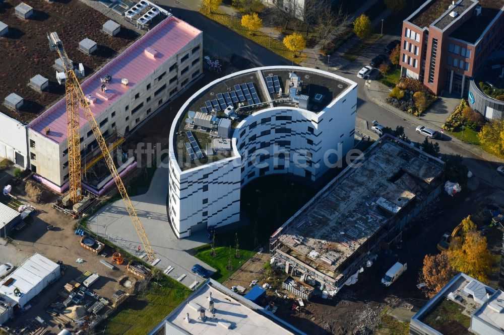 Berlin von oben - Erweiterungs- Neubau- Baustelle am Gebäudekomplex des Institut Willy-Wien-Laboratorium (PTB) an der Magnusstraße im Ortsteil Adlershof in Berlin, Deutschland