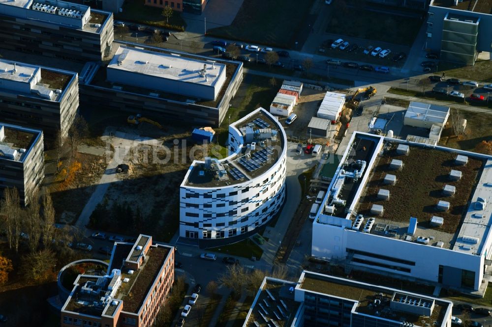 Luftaufnahme Berlin - Erweiterungs- Neubau- Baustelle am Gebäudekomplex des Institut Willy-Wien-Laboratorium (PTB) an der Magnusstraße im Ortsteil Adlershof in Berlin, Deutschland