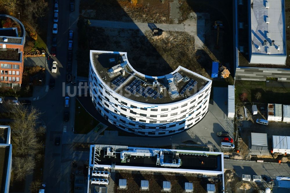 Berlin von oben - Erweiterungs- Neubau- Baustelle am Gebäudekomplex des Institut Willy-Wien-Laboratorium (PTB) an der Magnusstraße im Ortsteil Adlershof in Berlin, Deutschland