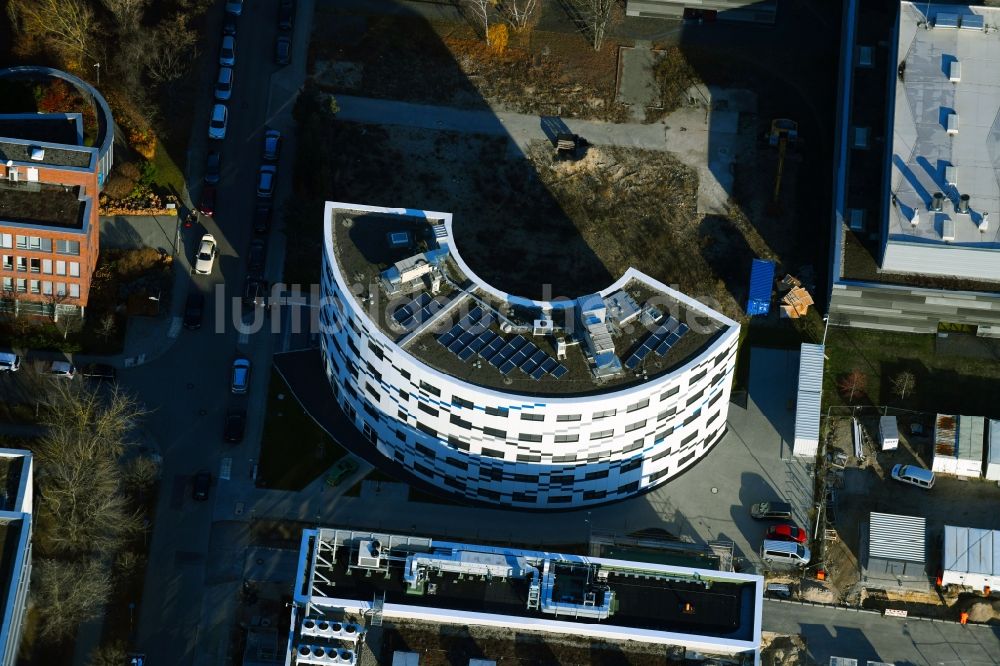 Berlin aus der Vogelperspektive: Erweiterungs- Neubau- Baustelle am Gebäudekomplex des Institut Willy-Wien-Laboratorium (PTB) an der Magnusstraße im Ortsteil Adlershof in Berlin, Deutschland