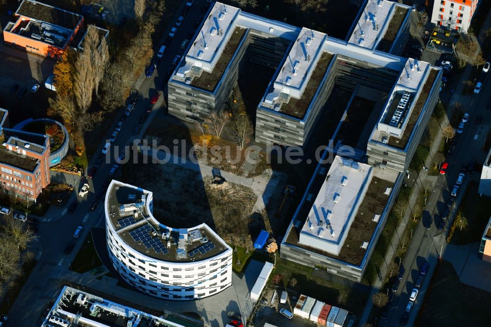 Luftbild Berlin - Erweiterungs- Neubau- Baustelle am Gebäudekomplex des Institut Willy-Wien-Laboratorium (PTB) an der Magnusstraße im Ortsteil Adlershof in Berlin, Deutschland