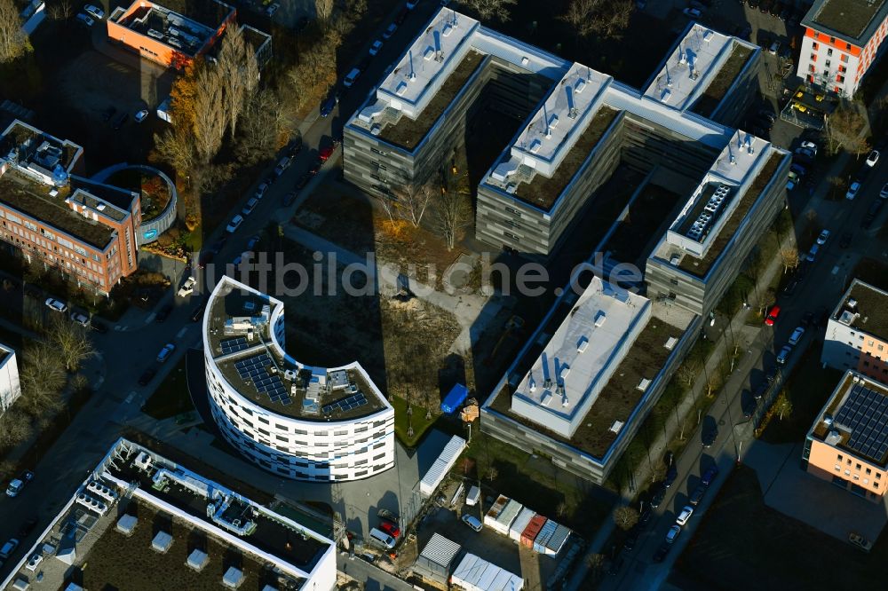 Luftaufnahme Berlin - Erweiterungs- Neubau- Baustelle am Gebäudekomplex des Institut Willy-Wien-Laboratorium (PTB) an der Magnusstraße im Ortsteil Adlershof in Berlin, Deutschland