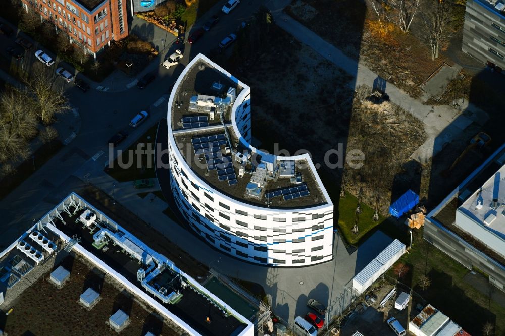 Berlin von oben - Erweiterungs- Neubau- Baustelle am Gebäudekomplex des Institut Willy-Wien-Laboratorium (PTB) an der Magnusstraße im Ortsteil Adlershof in Berlin, Deutschland