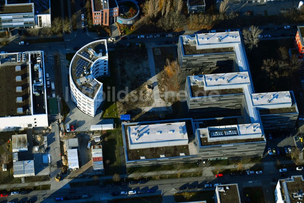 Berlin aus der Vogelperspektive: Erweiterungs- Neubau- Baustelle am Gebäudekomplex des Institut Willy-Wien-Laboratorium (PTB) an der Magnusstraße im Ortsteil Adlershof in Berlin, Deutschland