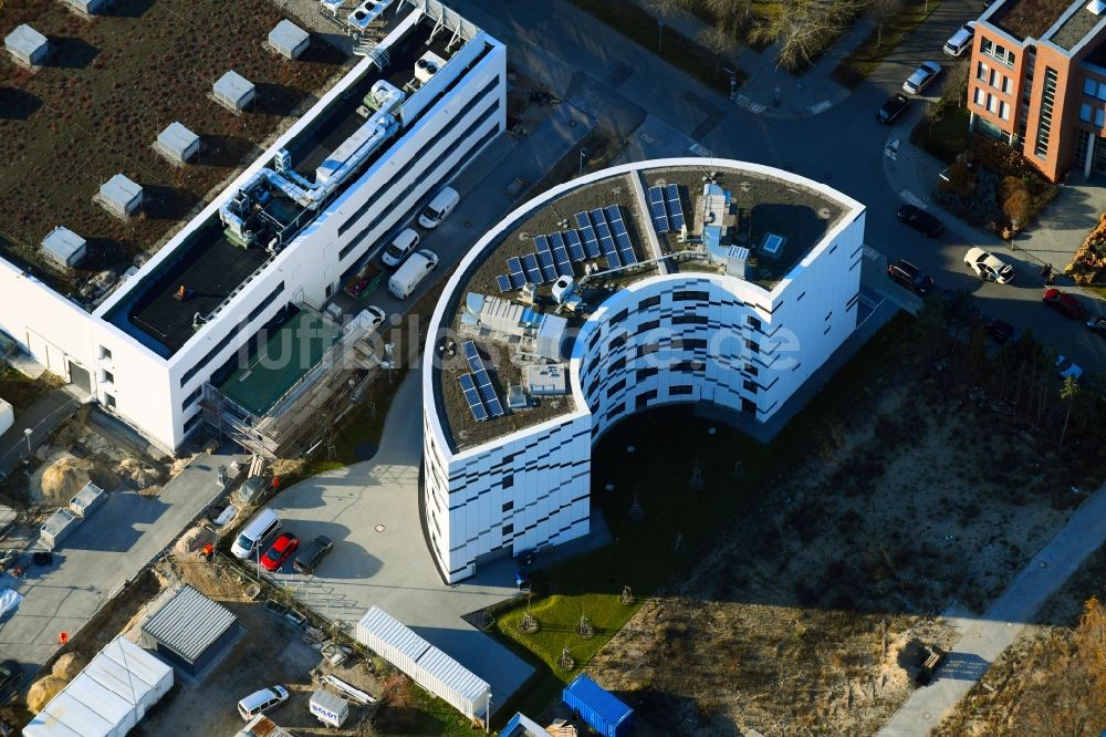 Luftbild Berlin - Erweiterungs- Neubau- Baustelle am Gebäudekomplex des Institut Willy-Wien-Laboratorium (PTB) an der Magnusstraße im Ortsteil Adlershof in Berlin, Deutschland