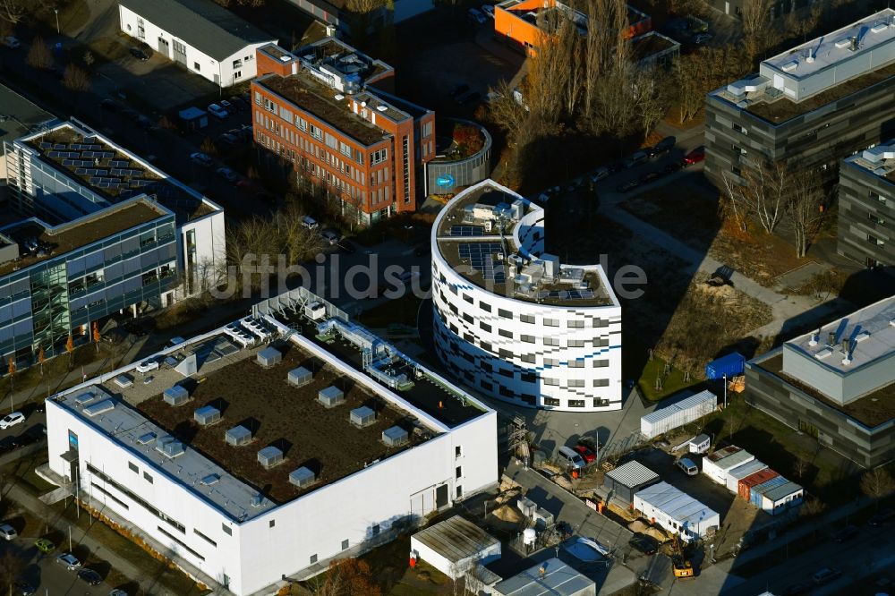 Luftaufnahme Berlin - Erweiterungs- Neubau- Baustelle am Gebäudekomplex des Institut Willy-Wien-Laboratorium (PTB) an der Magnusstraße im Ortsteil Adlershof in Berlin, Deutschland