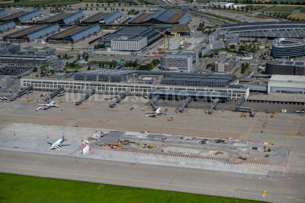 Luftbild Stuttgart - Erweiterungs- und Neubau- Baustelle auf dem Gelände des Flughafens in Stuttgart im Bundesland Baden-Württemberg, Deutschland