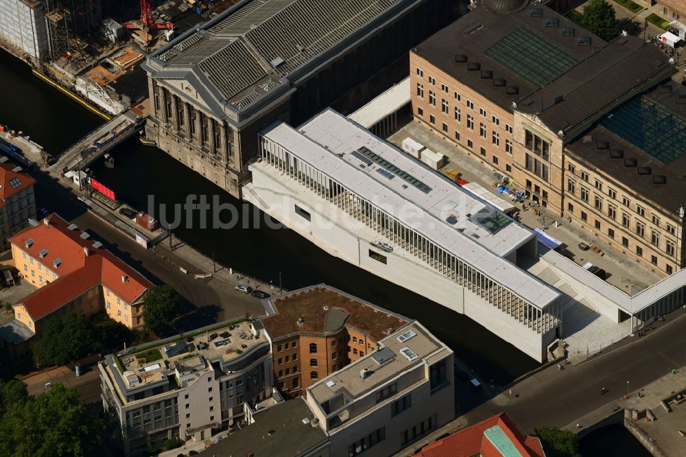 Berlin aus der Vogelperspektive: Erweiterungs- Neubau- Baustelle am Museums- Gebäude- Ensemble James-Simon-Galerie in Berlin, Deutschland