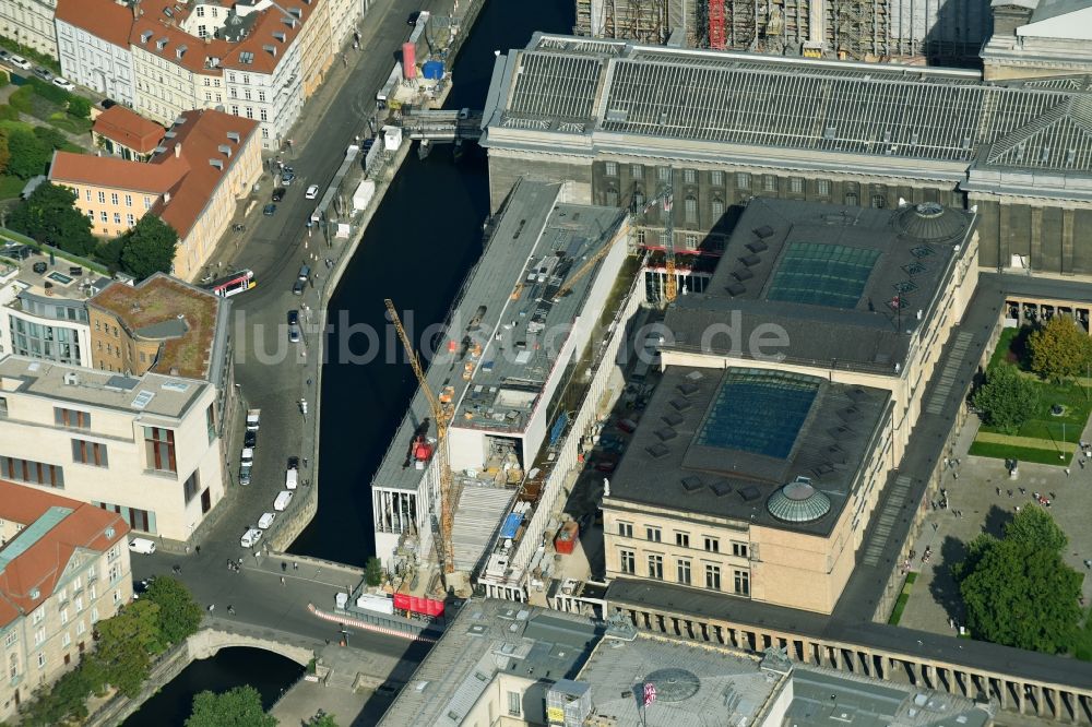 Luftbild Berlin - Erweiterungs- Neubau- Baustelle am Museums- Gebäude- Ensemble James-Simon-Galerie an der Eiserne Brücke der Museumsinsel im Ortsteil Mitte in Berlin, Deutschland