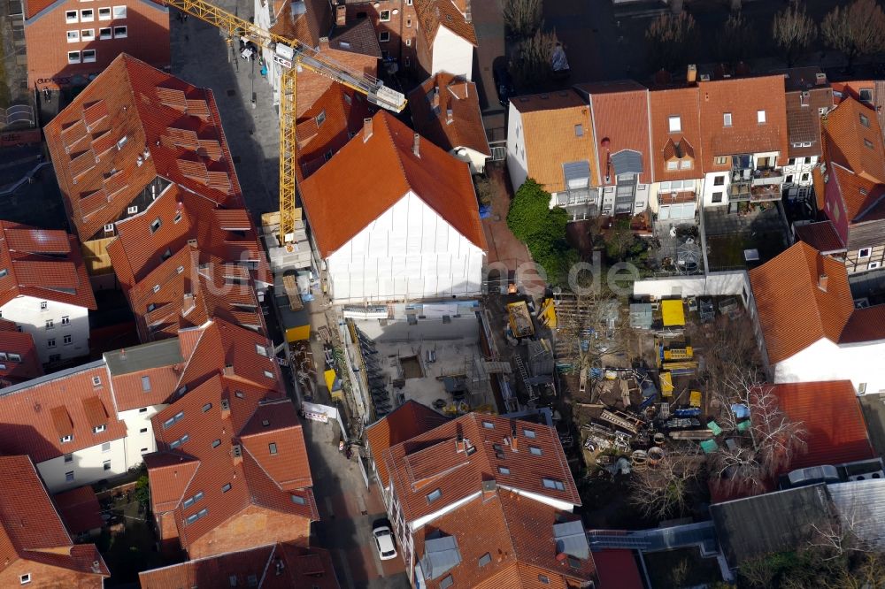 Göttingen aus der Vogelperspektive: Erweiterungs- Neubau- Baustelle am Museums- Gebäude- Ensemble Kunsthaus - Kunstquartier (KuQua) in Göttingen im Bundesland Niedersachsen, Deutschland