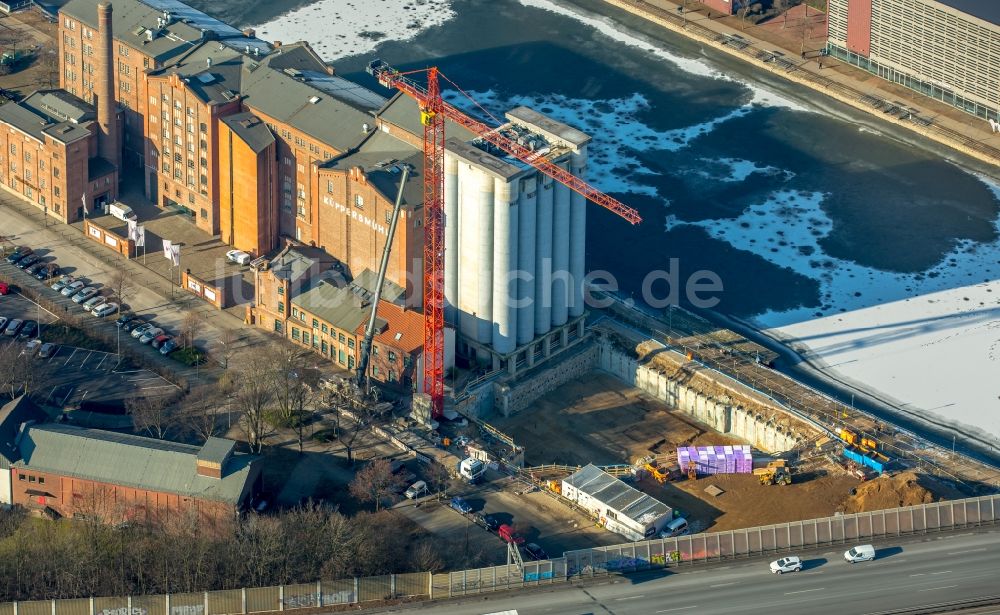 Duisburg von oben - Erweiterungs- Neubau- Baustelle am Museums- Gebäude- Ensemble MKM Museum Küppersmühle für Moderne Kunst im Ortsteil Duissern in Duisburg im Bundesland Nordrhein-Westfalen