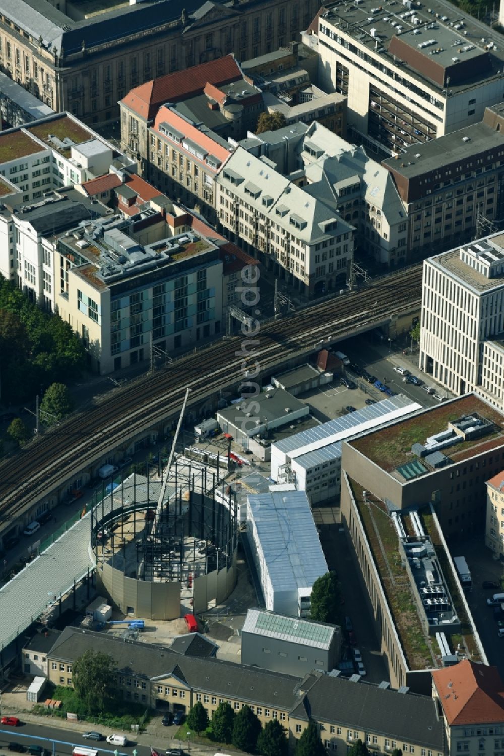 Luftbild Berlin - Erweiterungs- Neubau- Baustelle am Museums- Gebäude- Ensemble PERGAMONMUSEUM. DAS PANORAMA TEMPORÄRER AUSSTELLUNGSBAU AM KUPFERGRABEN im Ortsteil Mitte in Berlin, Deutschland