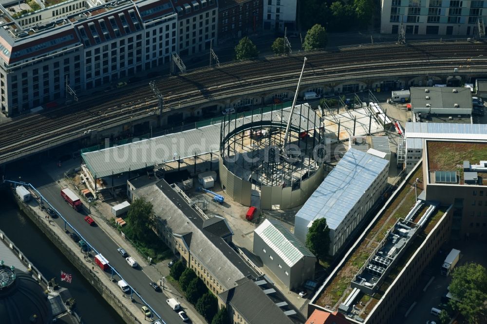 Berlin von oben - Erweiterungs- Neubau- Baustelle am Museums- Gebäude- Ensemble PERGAMONMUSEUM. DAS PANORAMA TEMPORÄRER AUSSTELLUNGSBAU AM KUPFERGRABEN im Ortsteil Mitte in Berlin, Deutschland