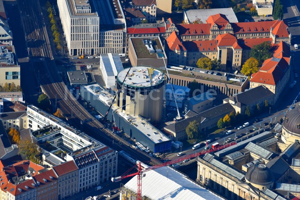 Luftaufnahme Berlin - Erweiterungs- Neubau- Baustelle am Museums- Gebäude- Ensemble PERGAMONMUSEUM. DAS PANORAMA TEMPORÄRER AUSSTELLUNGSBAU AM KUPFERGRABEN im Ortsteil Mitte in Berlin, Deutschland