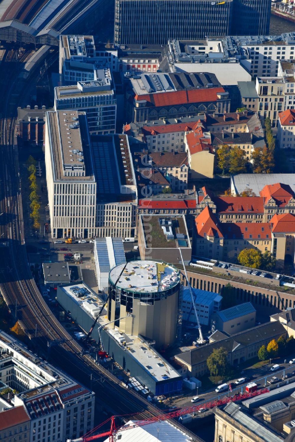 Luftbild Berlin - Erweiterungs- Neubau- Baustelle am Museums- Gebäude- Ensemble PERGAMONMUSEUM. DAS PANORAMA TEMPORÄRER AUSSTELLUNGSBAU AM KUPFERGRABEN im Ortsteil Mitte in Berlin, Deutschland