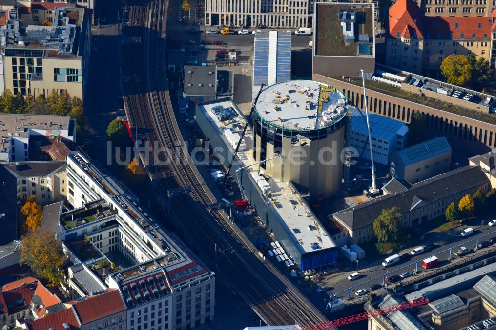 Berlin aus der Vogelperspektive: Erweiterungs- Neubau- Baustelle am Museums- Gebäude- Ensemble PERGAMONMUSEUM. DAS PANORAMA TEMPORÄRER AUSSTELLUNGSBAU AM KUPFERGRABEN im Ortsteil Mitte in Berlin, Deutschland