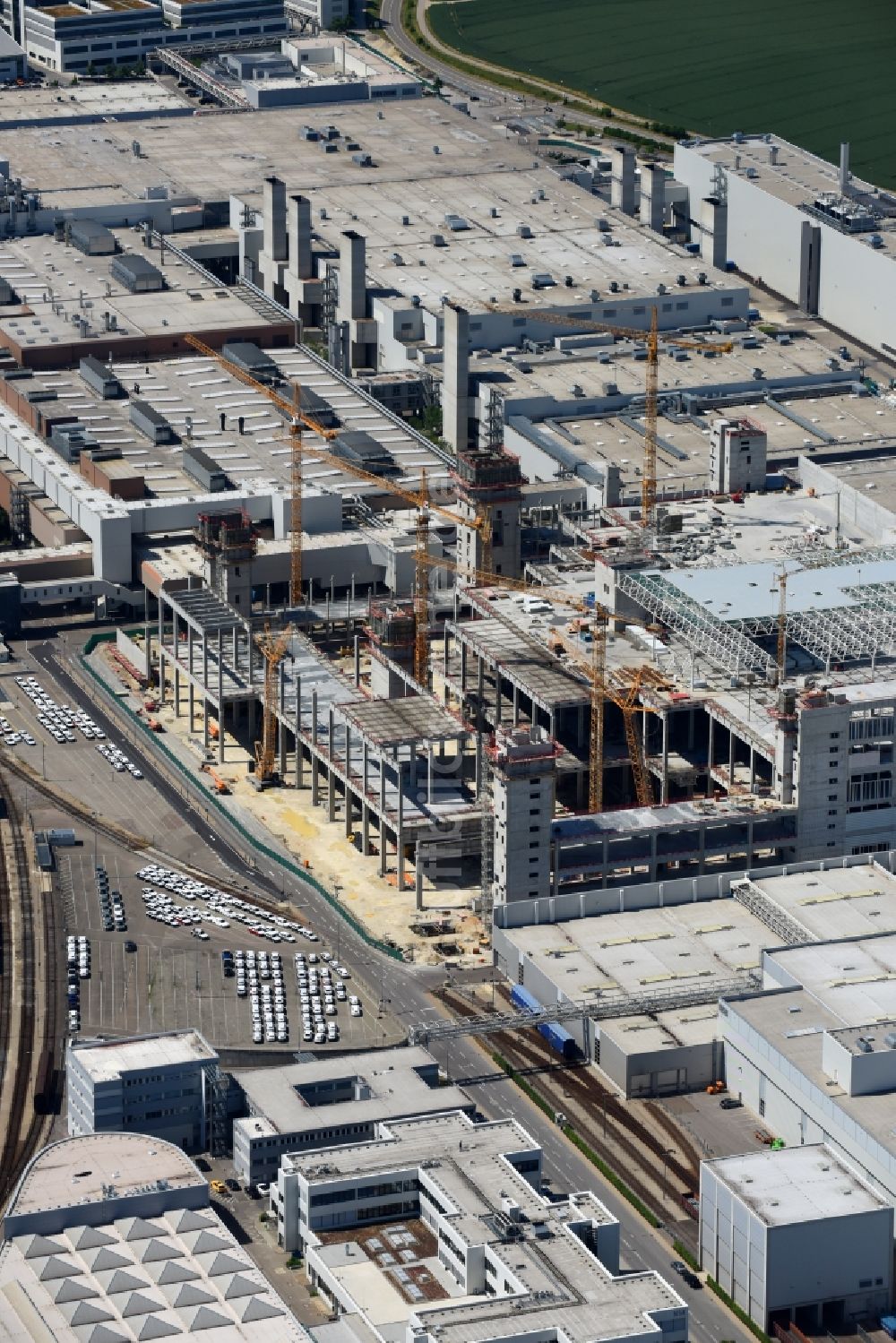 Ingolstadt aus der Vogelperspektive: Erweiterungs - Neubau - Baustelle auf dem Werksgelände der AUDI AG in Ingolstadt im Bundesland Bayern, Deutschland