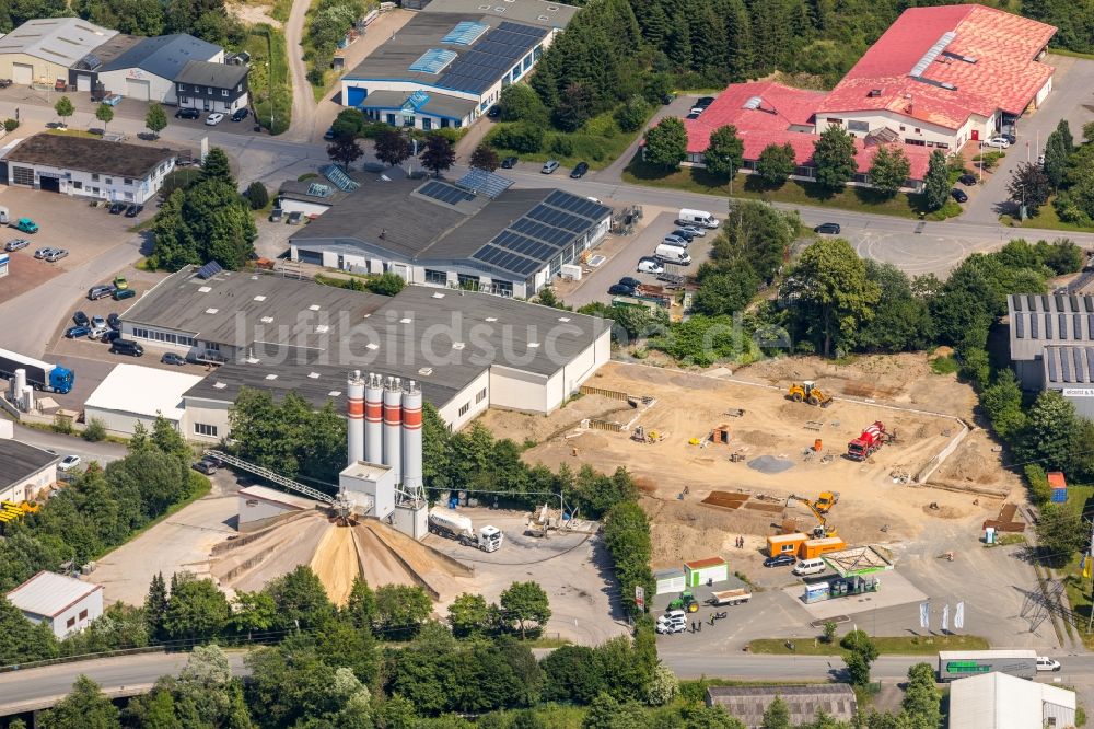 Schmallenberg von oben - Erweiterungs - Neubau - Baustelle auf dem Werksgelände AUFT Produktions- und Vertriebs GmbH in Schmallenberg im Bundesland Nordrhein-Westfalen, Deutschland