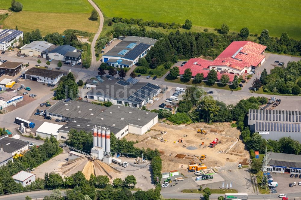 Luftbild Schmallenberg - Erweiterungs - Neubau - Baustelle auf dem Werksgelände AUFT Produktions- und Vertriebs GmbH in Schmallenberg im Bundesland Nordrhein-Westfalen, Deutschland