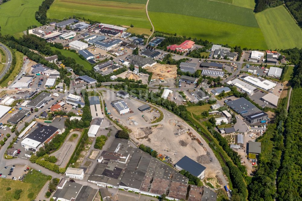 Luftaufnahme Schmallenberg - Erweiterungs - Neubau - Baustelle auf dem Werksgelände AUFT Produktions- und Vertriebs GmbH in Schmallenberg im Bundesland Nordrhein-Westfalen, Deutschland