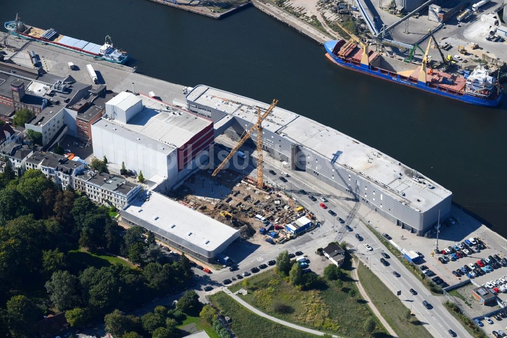 Luftaufnahme Lübeck - Erweiterungs - Neubau - Baustelle auf dem Werksgelände H. & J. Brüggen KG an der Gertrudenstraße im Ortsteil Sankt Gertrud in Lübeck im Bundesland Schleswig-Holstein, Deutschland