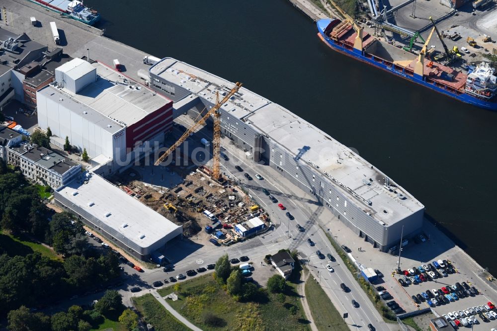 Lübeck von oben - Erweiterungs - Neubau - Baustelle auf dem Werksgelände H. & J. Brüggen KG an der Gertrudenstraße im Ortsteil Sankt Gertrud in Lübeck im Bundesland Schleswig-Holstein, Deutschland