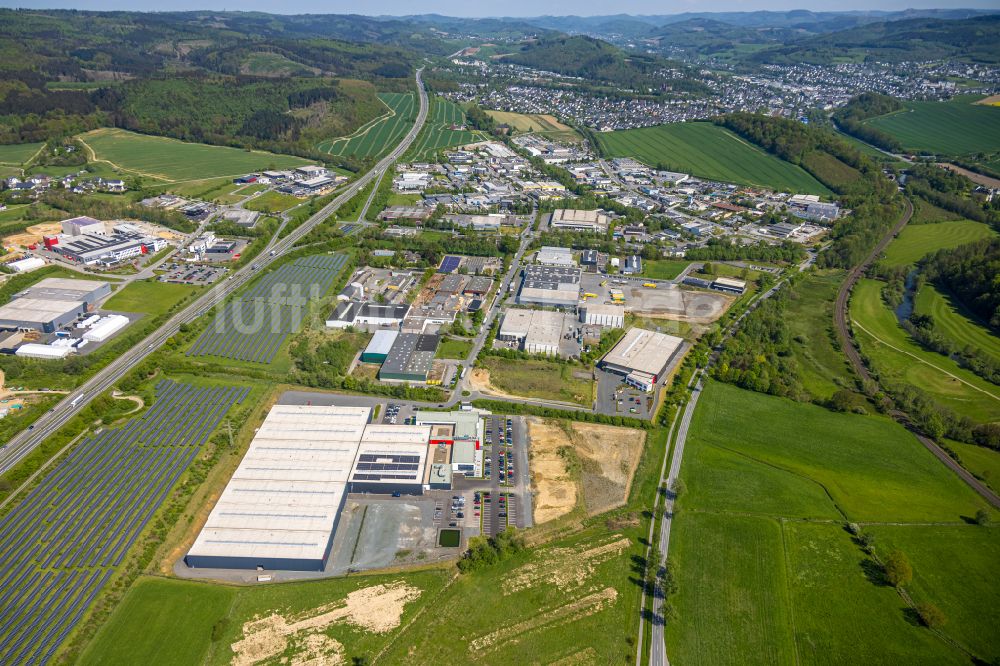 Luftaufnahme Meschede - Erweiterungs - Neubau - Baustelle auf dem Werksgelände der Briloner Leuchten GmbH & Co. KG im Ortsteil Enste in Meschede im Bundesland Nordrhein-Westfalen, Deutschland