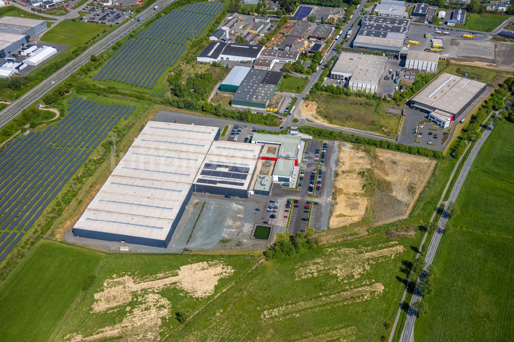 Meschede von oben - Erweiterungs - Neubau - Baustelle auf dem Werksgelände der Briloner Leuchten GmbH & Co. KG im Ortsteil Enste in Meschede im Bundesland Nordrhein-Westfalen, Deutschland